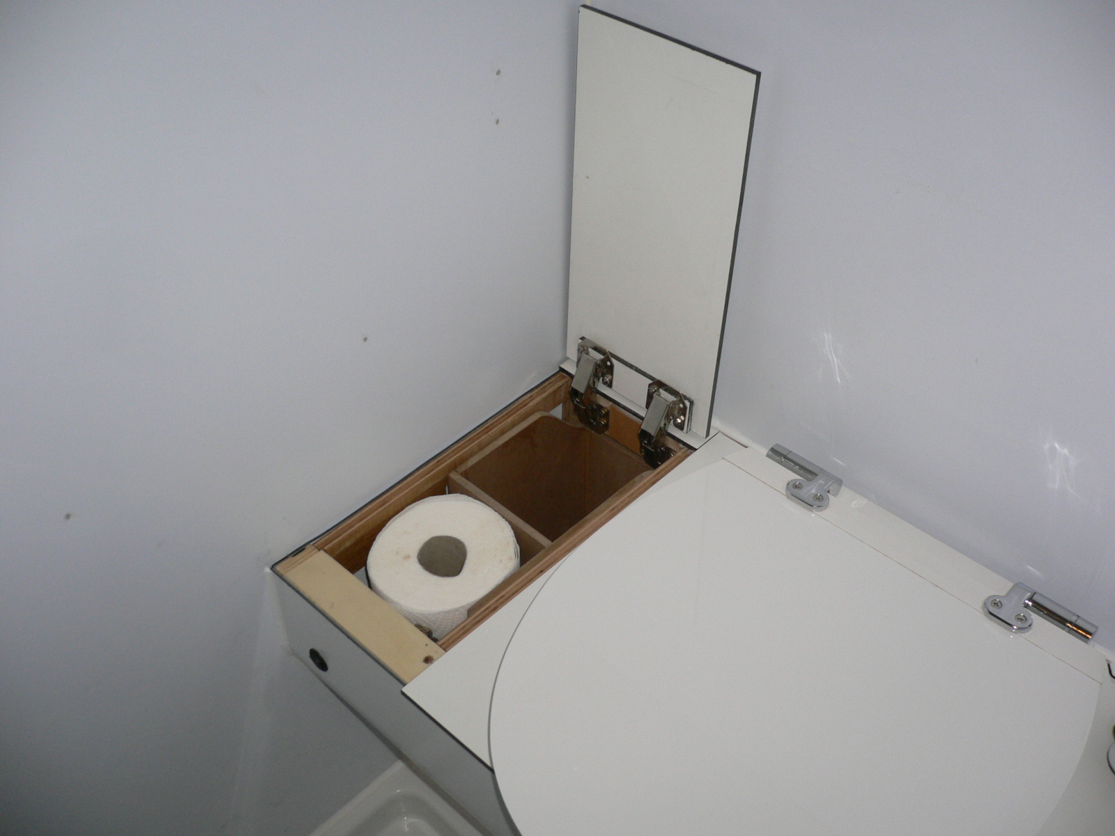 Vorratsbehälter (hinten Kleintierstreu, vorne Küchenrolle oder Toilettenpapier)