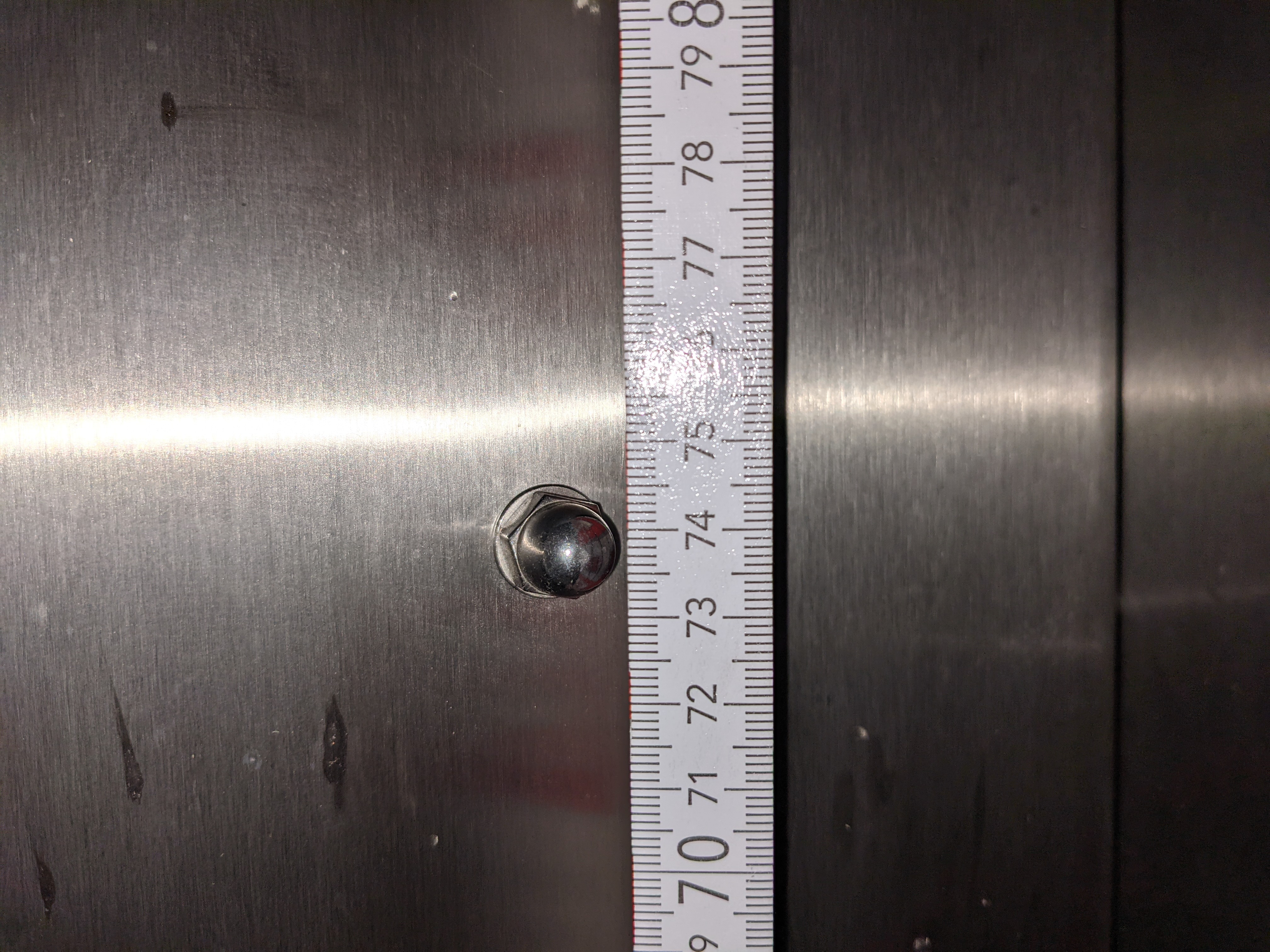 Von der linken Seite aus gemessen hat der rechte Bolzen einen Abstand von 738,0 mm