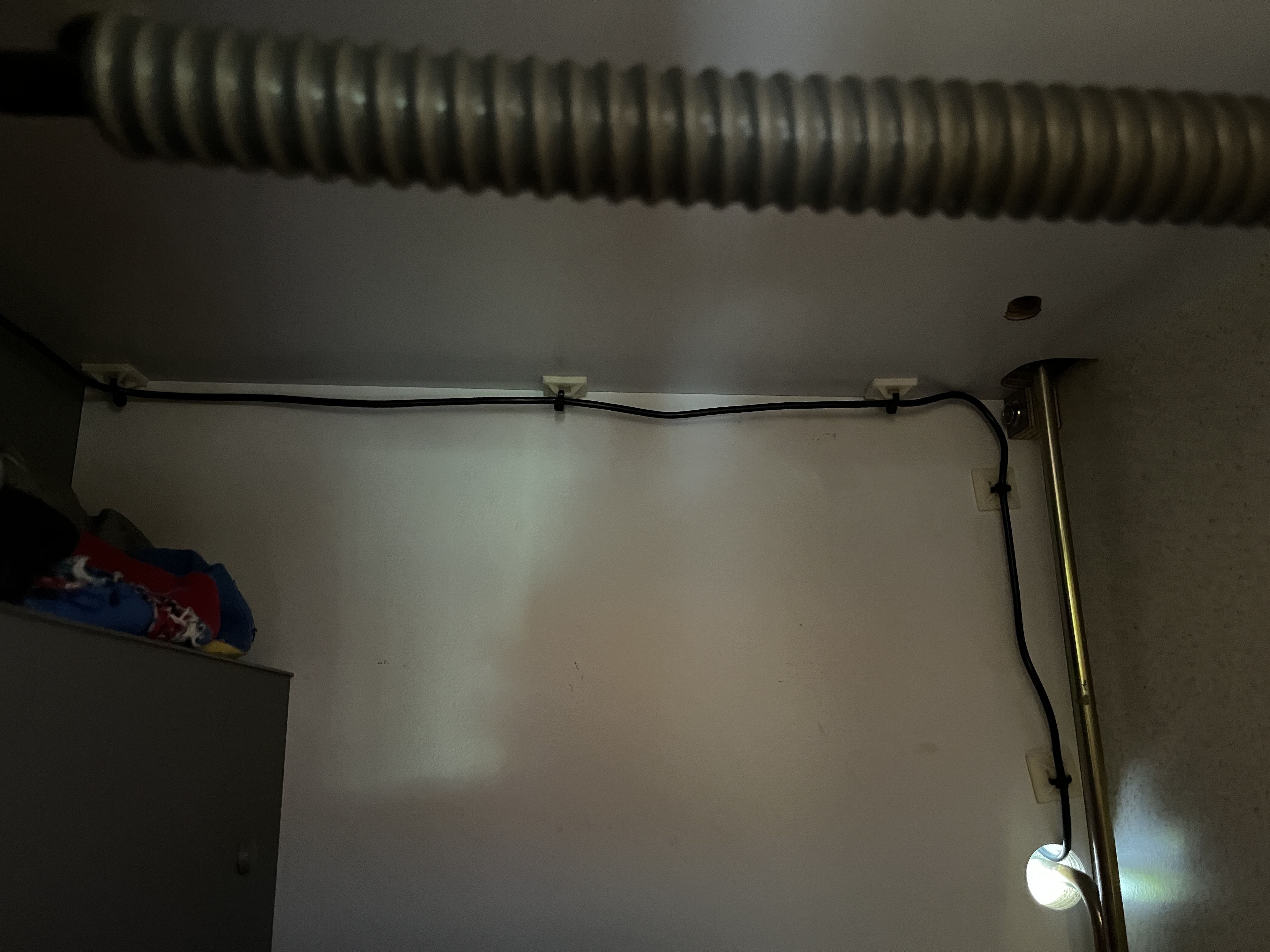 Ab in den Kleiderschrank entlang der Gasleitung