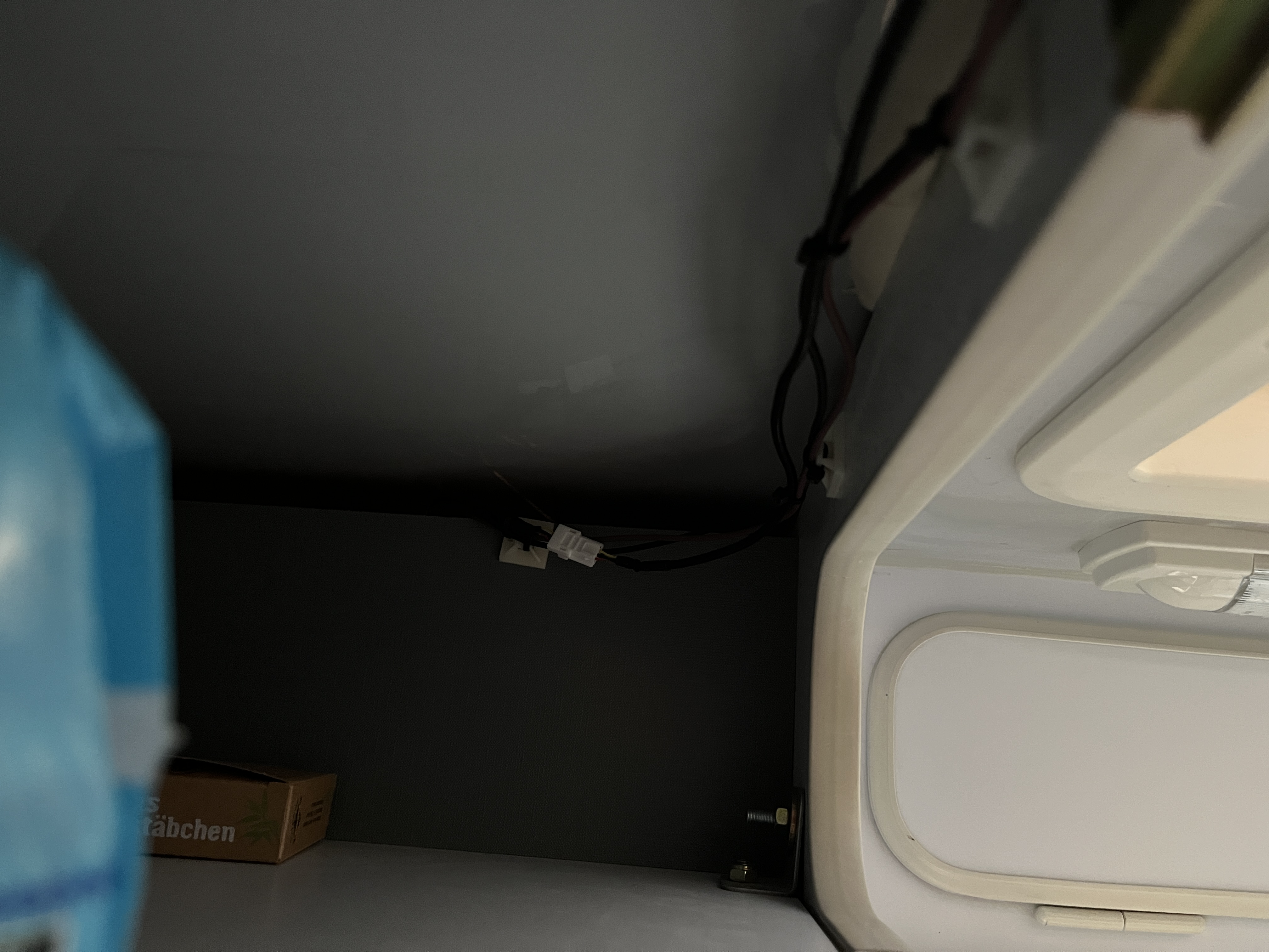 In den Hängeschrank über der Nasszelle