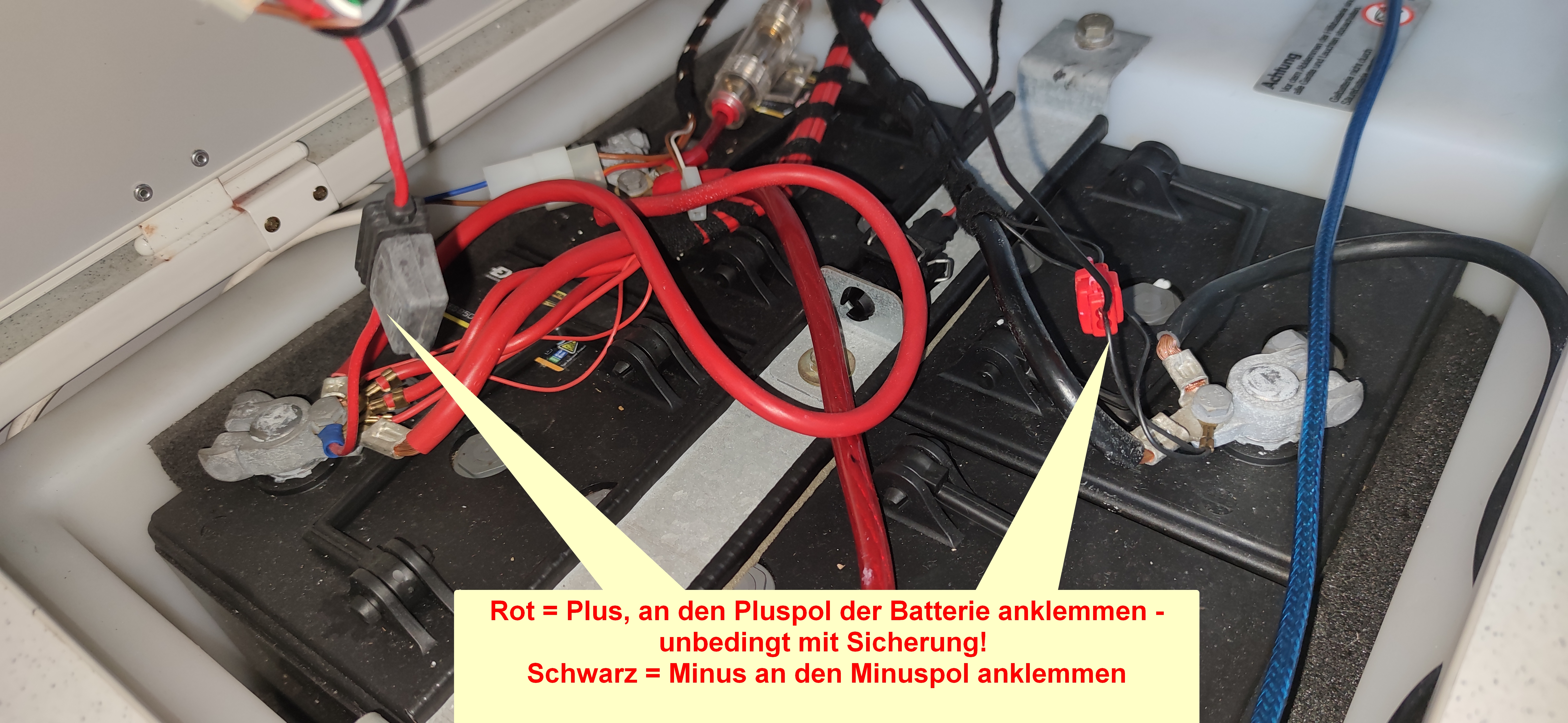 Anschlüsse an die Batterien