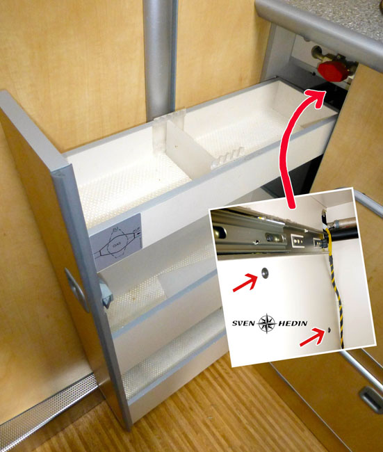 Schrauben sind hinten im Schrank