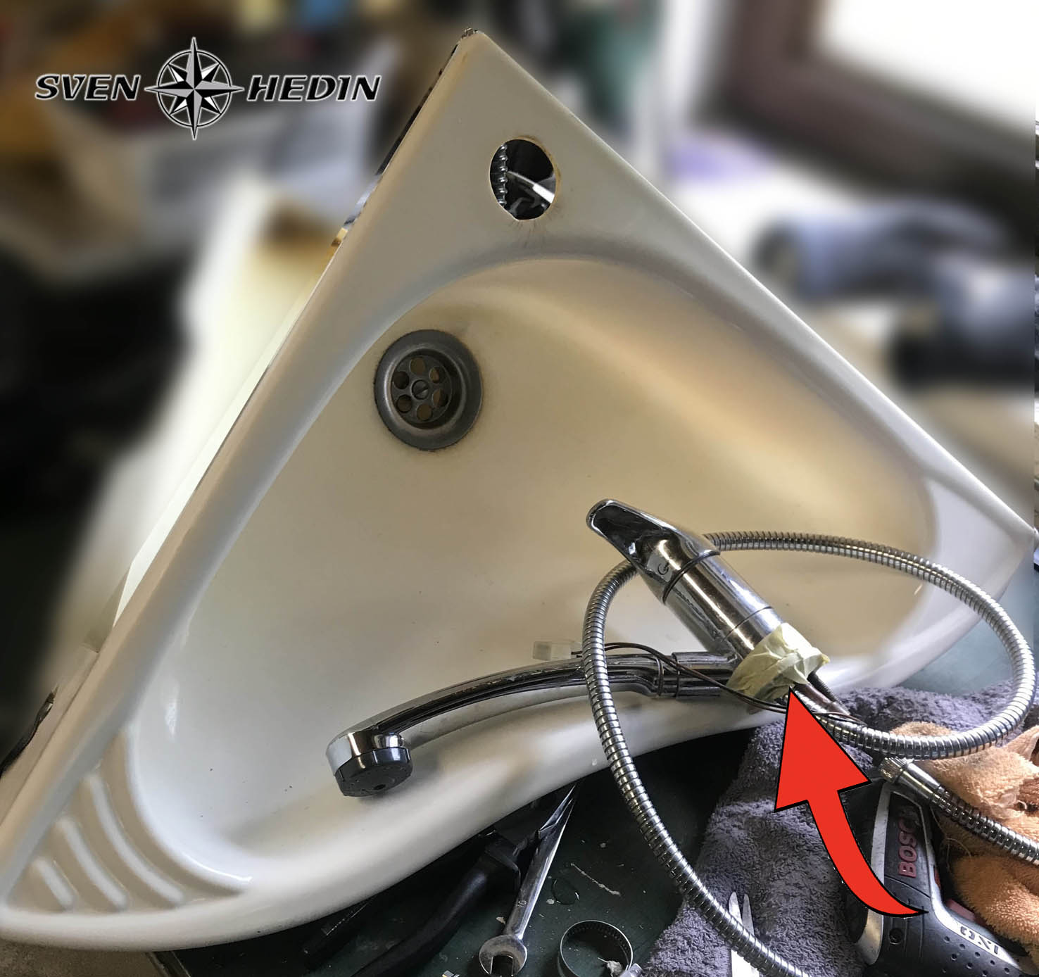 Pfeil &gt; Hier innen im Hahn war die Leckstelle