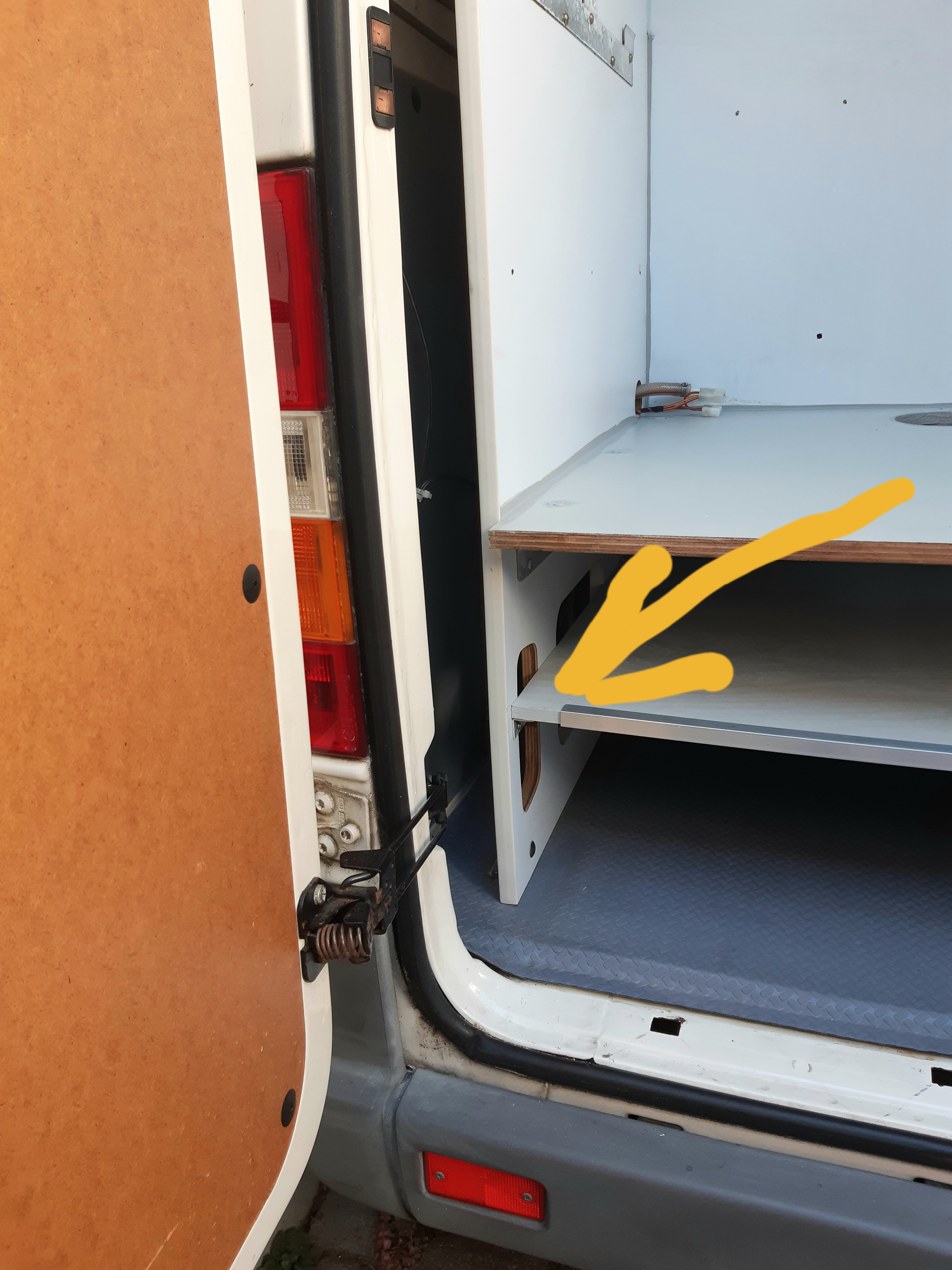 dahinter kommt das Kabel an
