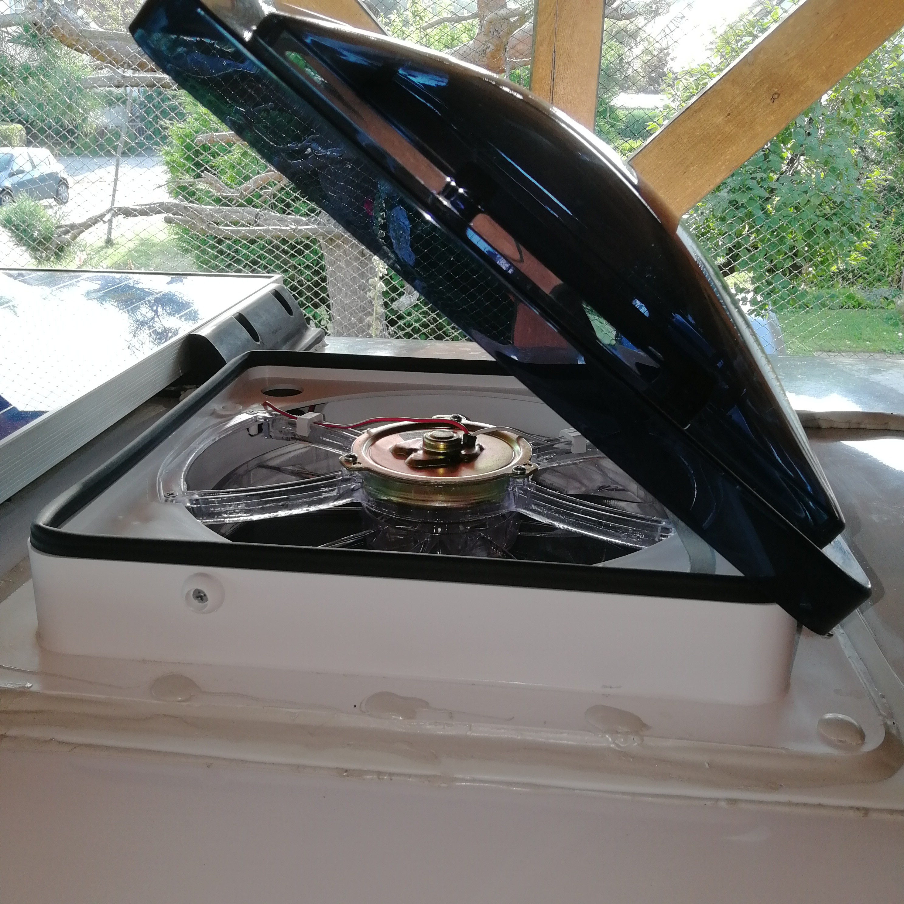 Haube in geöffnetem Zustand