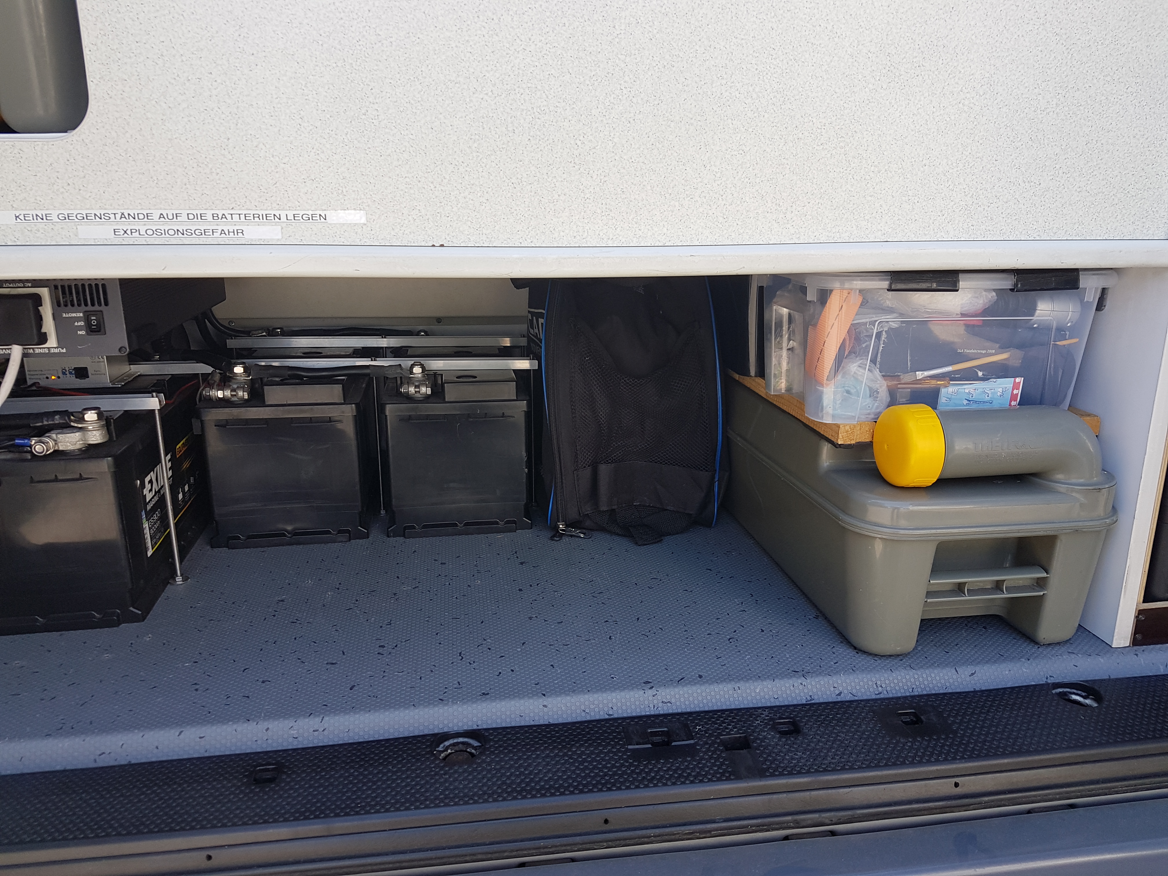 ReserveKassette und oben drauf, eine schwarze Kiste mit Werkzeug, die helle Kiste enthält Frischwasserpumpe, Mikroschalter + Armaturkartusche, Druckwandler, Sicherungen, Wasser-Rückschlagventil<br />uvm.